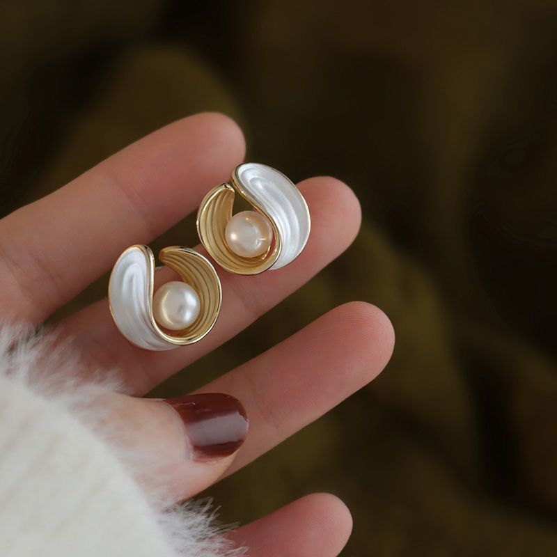 White pearl earrings_img_1