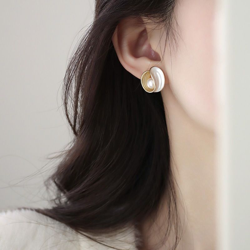 White pearl earrings_img_0
